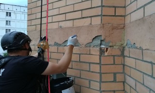 Обследование фасада здания в Сланцах в октябре